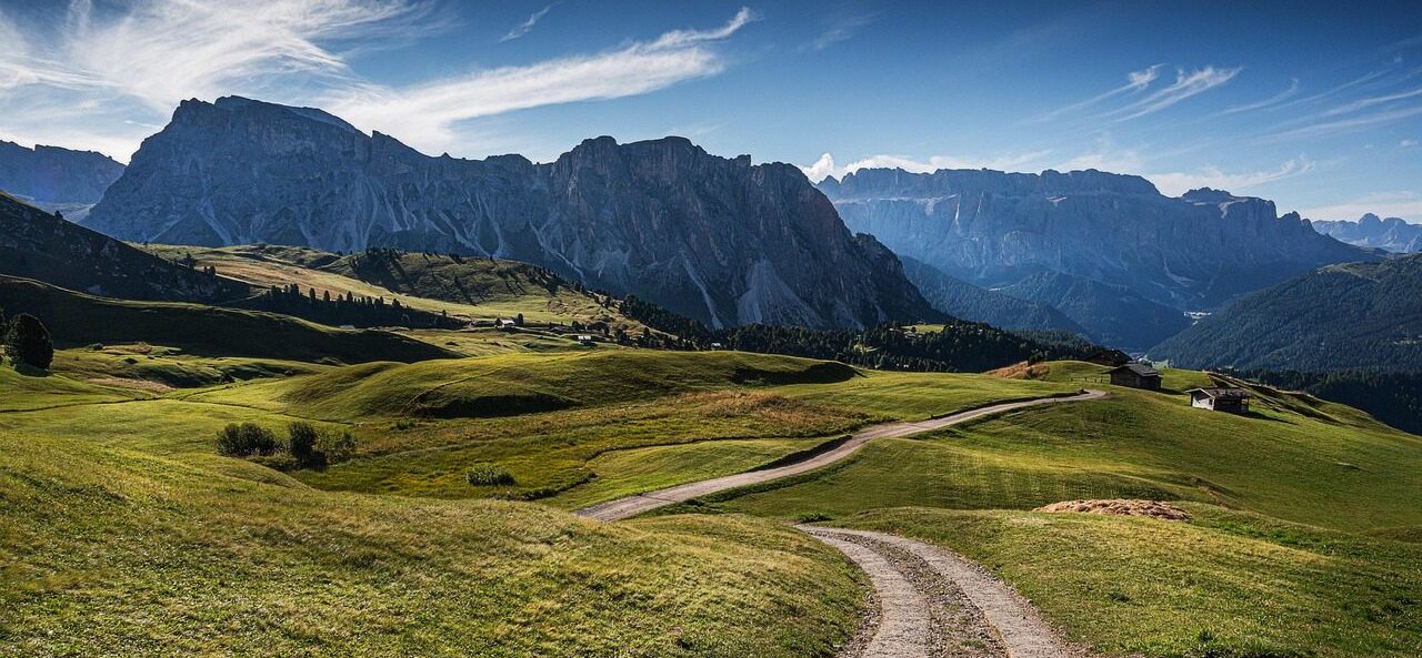 geff812f557da37dc602e476bbf09f2c4fdb2399d504660d53644004c3cefdfb5619750f9fa92c49c8d4ae2b068bb46ad55853a65fe5aca34ad98ebed8e0f0700_1280-8420088 mountains, peaks, grass, grassland, dolomites, trail, sky, clouds, italy, italy mountains, dolomites unesco, dolomites italy, summer, holidays, nature, landscape